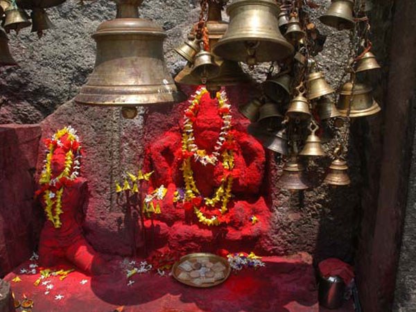 ಗರ್ಭಗುಡಿಯಲ್ಲಿ ದೇವರ ಮೂರ್ತಿಯ ಸ್ಥಾಪನೆ