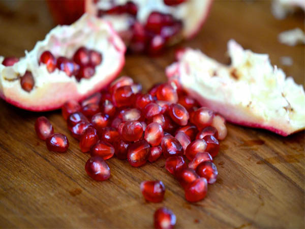 No more bad breath or gum diseases with pomegranate peel