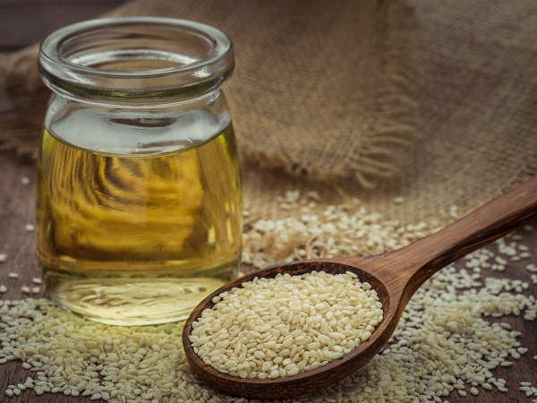 ಹೇನುಗಳನ್ನು ನಿವಾರಿಸುತ್ತದೆ.