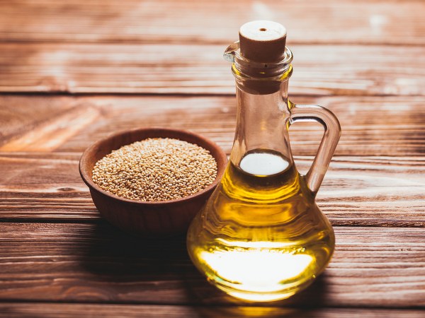 ಹೇನುಗಳನ್ನು ನಿವಾರಿಸುತ್ತದೆ