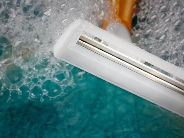 ರೇಜರನ್ನು ನೀರಿನಲ್ಲಿ ತೊಳೆಯದೇ ಇರುವುದು