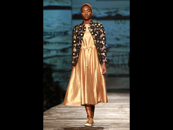 ಚಿನ್ನದ ಎಳೆಯ ಉಡುಗೆ ಮತ್ತು ಪ್ರಿಂಟೆಡ್ ಜಾಕೆಟ್