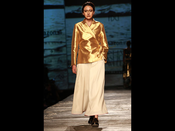 ಚಿನ್ನದ ಬಣ್ಣ ಹೊಂದಿರುವ ಜಾಕೆಟ್