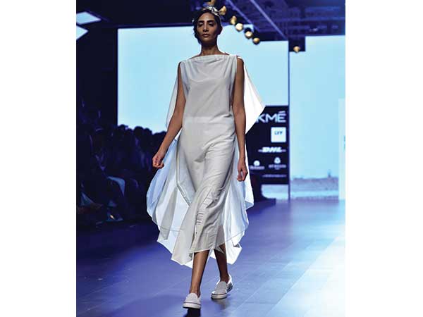 ರೇಷ್ಮೆ ಬಿಳಿ ದಿರಿಸು