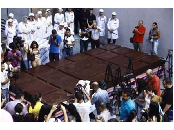 ವಿಶ್ವದ ಅತಿದೊಡ್ಡ ಚಾಕಲೇಟು ಬಾರ್ ವಿಶ್ವದ ಅತಿದೊಡ್ಡ ಚಾಕಲೇಟು ಬಾರ್