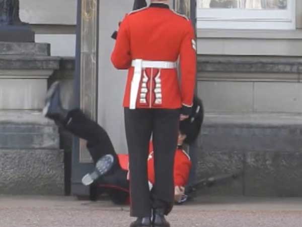 ಜಾರಿ ಬಿದ್ದ ಜವಾನ್