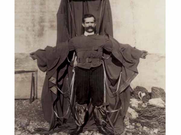 ಐಫೆಲ್ ಟವರಿನಿಂದ ಬಿದ್ದು ಸಾವು ಐಫೆಲ್ ಟವರಿನಿಂದ ಬಿದ್ದು ಸಾವು