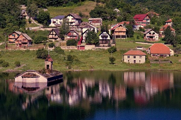 ನೀರಿನಲ್ಲಿ ಅರ್ಧ ಮುಳುಗಿರುವ ಸೆಂಟ್ ನಿಕೋಲಸ್ ರವರ ಚರ್ಚ್ 