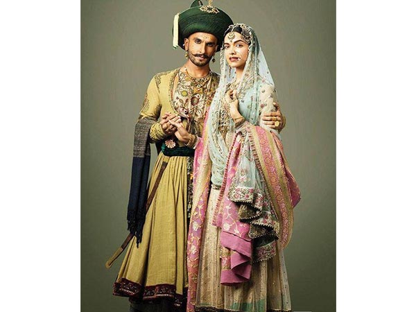 ಹೊಳೆಯುವ ನೀಲಿ ಲೆಹೆಂಗಾ