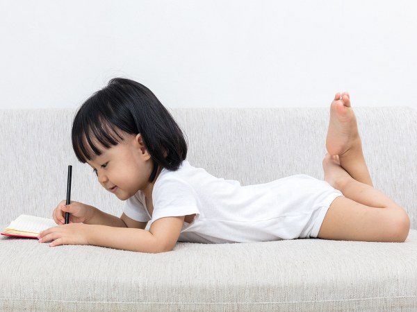 ಮರಳು/ಅಕ್ಕಿಯ ಮೇಲೆ ಮಕ್ಕಳು ಬರೆಯುತ್ತಾರೆ ಮರಳು/ಅಕ್ಕಿಯ ಮೇಲೆ ಮಕ್ಕಳು ಬರೆಯುತ್ತಾರೆ