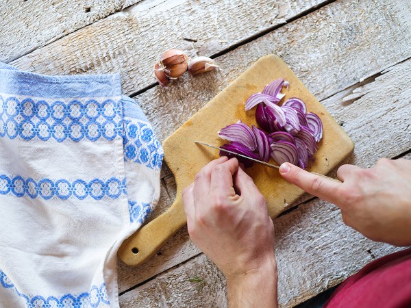 ನೀರಿರುವ ಬಟ್ಟಲೊ೦ದಕ್ಕೆ ಹಾಕಿ...... 