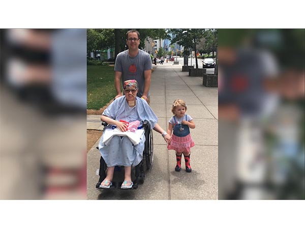 ಈಕೆ ಚಿಕ್ಕ ವಯಸ್ಸಿನ ತಾಯಿಯಾಗಿದ್ದಾಳೆ