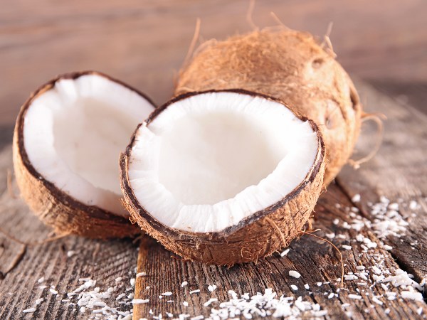 ತೆಂಗಿನ ಹಾಲು ಸವಂದರ್ಯ ವಿಯದಲ್ಲಿ ಎತ್ತಿದ ಕೈ 