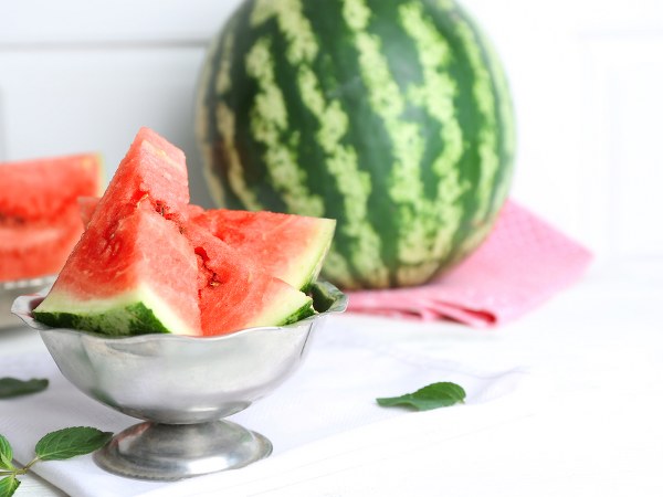 ಕೂದಲನ್ನು ತೇವಾಂಶದಿಂದ ಇಡುವುದು