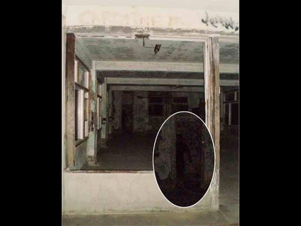 ಬಾಗಿಲ ಬದಿಯಲ್ಲಿ ಆತ್ಮ! 