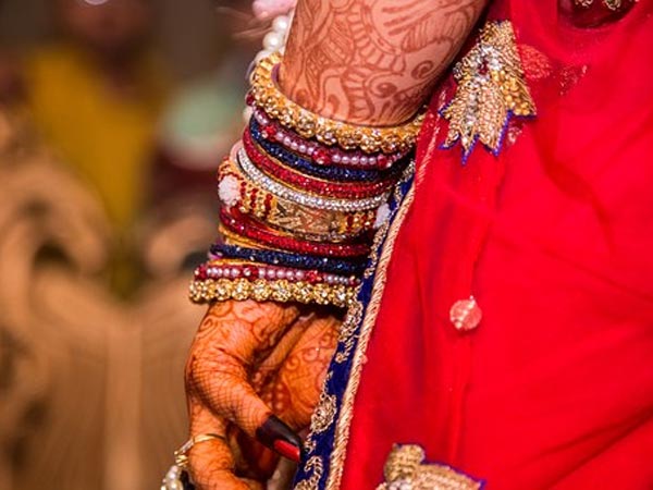 ವಧು ವರರ ಮೇಲೆ ಅಕ್ಕಿಯನ್ನು ಚೆಲ್ಲುವುದು