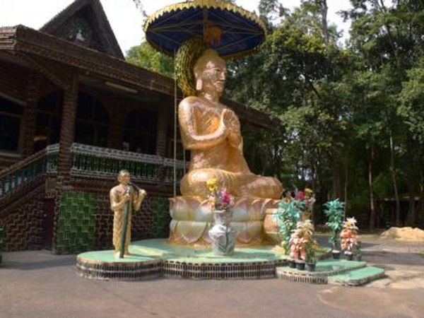 ಮಂದಿರದಲ್ಲಿ ಬುದ್ಧನ ಪ್ರತಿಮೆ