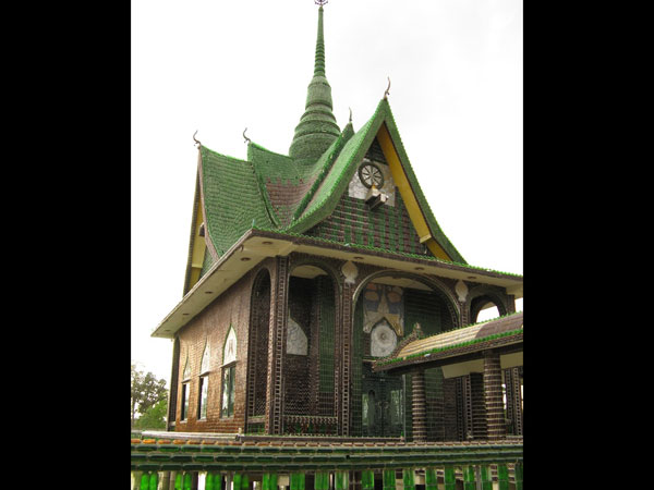 ಬಿಯರ್ ಬಾಟಲಿಗಳಿಂದಲೇ ಸಂಪೂರ್ಣ ದೇಗುಲ!