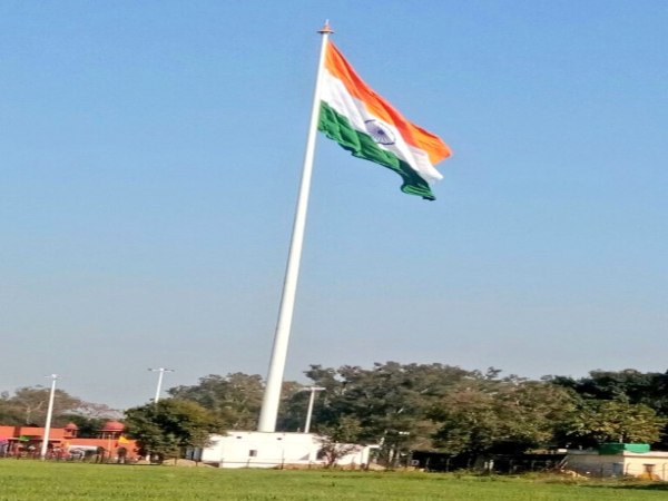 ನೀಲಿಯ ಅಶೋಕ ಚಕ್ರವಿದೆ