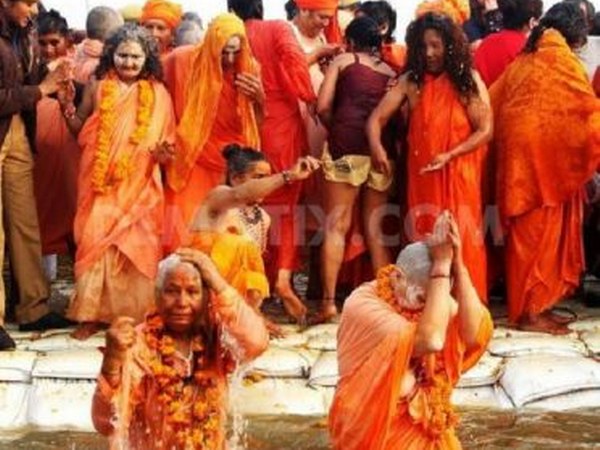 ಬೌದ್ಧ ಧರ್ಮದಲ್ಲಿ ಕೇಸರಿ ಬಣ್ಣವು ತ್ಯಾಗ ಮತ್ತು ಬೆಳಕಿನ ಬಣ್ಣವಾಗಿದೆ