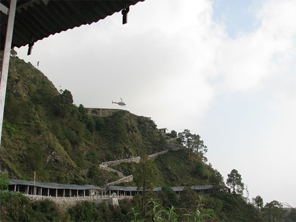 ರಾತ್ರಿವೇಳೆ ದೇವಾಲಯವನ್ನು ಮುಚ್ಚುತ್ತಾರೆ ರಾತ್ರಿವೇಳೆ ದೇವಾಲಯವನ್ನು ಮುಚ್ಚುತ್ತಾರೆ