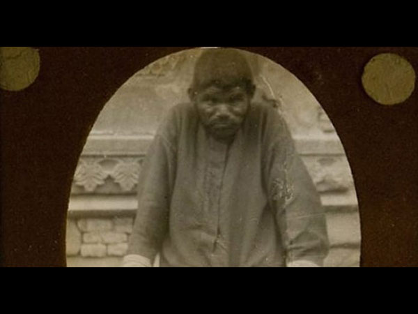 ತೋಳದ ಬಿಲದಿಂದ ರಕ್ಷಿಸಲ್ಪಟ್ಟ ಬಾಲಕ