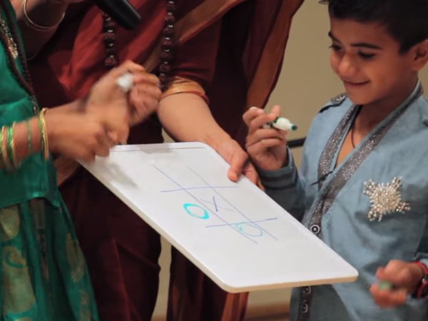 ಒಂದು ಸಭೆಯಲ್ಲಿ ಈ ಚಮತ್ಕಾರವನ್ನೂ ತೋರಿಸಿದಳು