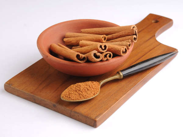 ವಾಂತಿ ಕಡಿಮೆಗೊಳಿಸಲು ದಾಲ್ಚಿನ್ನಿ - ಇದು ಹೇಗೆ ಕಾರ್ಯ ನಿರ್ವಹಿಸುತ್ತದೆ? ವಾಂತಿ ಕಡಿಮೆಗೊಳಿಸಲು ದಾಲ್ಚಿನ್ನಿ - ಇದು ಹೇಗೆ ಕಾರ್ಯ ನಿರ್ವಹಿಸುತ್ತದೆ?