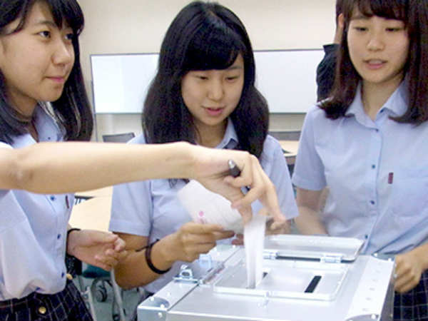 10. ಹುಡುಗ ಹಾಗೂ ಹುಡುಗಿಯರು ತಲೆ ಕೂದಲಿಗೆ ಏನು ಧರಿಸಬೇಕು ಎನ್ನುವ ಬಗ್ಗೆ ಕಠಿಣ ನಿಯಮವಿದೆ.