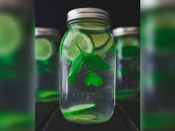 ಪುದೀನಾ ಹಾಗೂ ಆಲೂಗಡ್ಡೆ (ತುಂಬಾ ವರ್ಷಗಳಿಂದ ಕಲೆಗಳು ಇದ್ದರೆ)