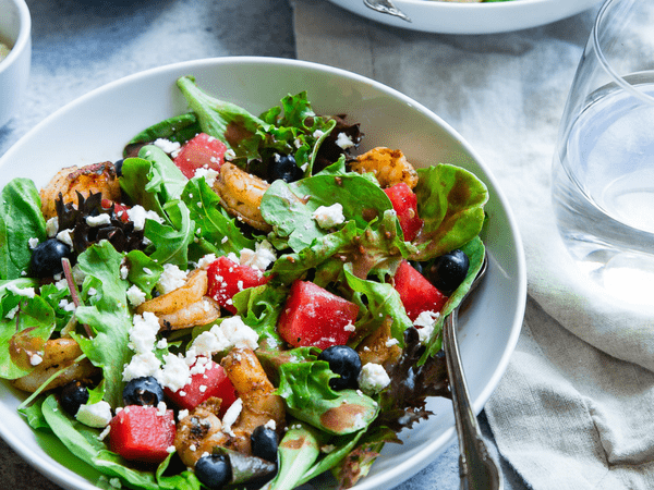 ಸಲಾಡ್ ನೊ೦ದಿಗೆ ಬಿಳಿಬಣ್ಣದ ಬ್ರೆಡ್ ಅನ್ನು ಸೇವಿಸುವುದು