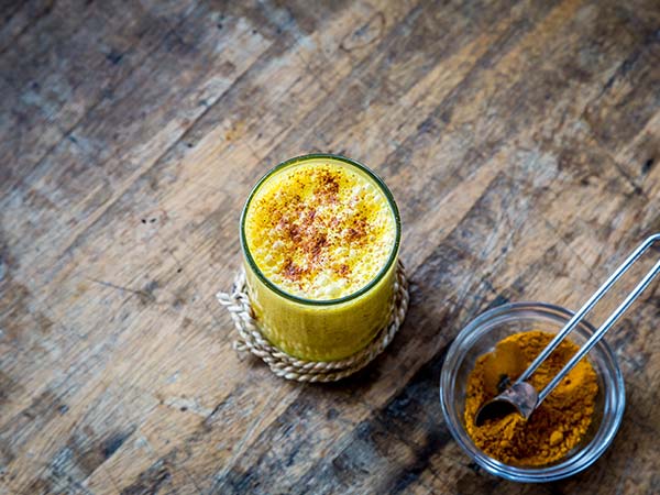 4. ಅರಶಿನ ಮತ್ತು ಬಾಳೆಹಣ್ಣಿನ ಸಿಪ್ಪೆ