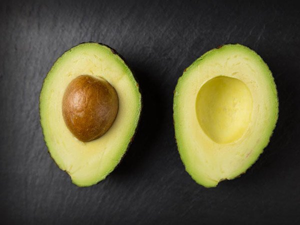 3. ಅವೊಕಾಡೊ ಮತ್ತು ಗ್ರೀನ್ ಟೀ ಫೇಸ್ ಪ್ಯಾಕ್ ಒಣತ್ವಚೆಗಾಗಿ