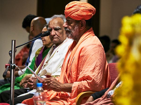 ಪ್ರಪಂಚದಾದ್ಯಂತದ 50 ಕಲಾವಿದರನ್ನು ಒಟ್ಟುಗೂಡಿಸುವಲ್ಲಿ ನಿಮ್ಮ ಪ್ರಯತ್ನಗಳ ಬಗ್ಗೆ ನಮಗೆ ತಿಳಿಸಿ. ಪ್ರಪಂಚದಾದ್ಯಂತದ 50 ಕಲಾವಿದರನ್ನು ಒಟ್ಟುಗೂಡಿಸುವಲ್ಲಿ ನಿಮ್ಮ ಪ್ರಯತ್ನಗಳ ಬಗ್ಗೆ ನಮಗೆ ತಿಳಿಸಿ.