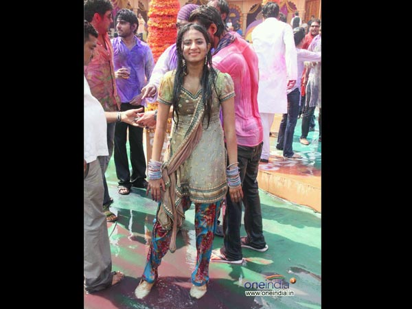 ಬಣ್ಣದ ಬಟ್ಟೆಗಳನ್ನು ಧರಿಸಿ