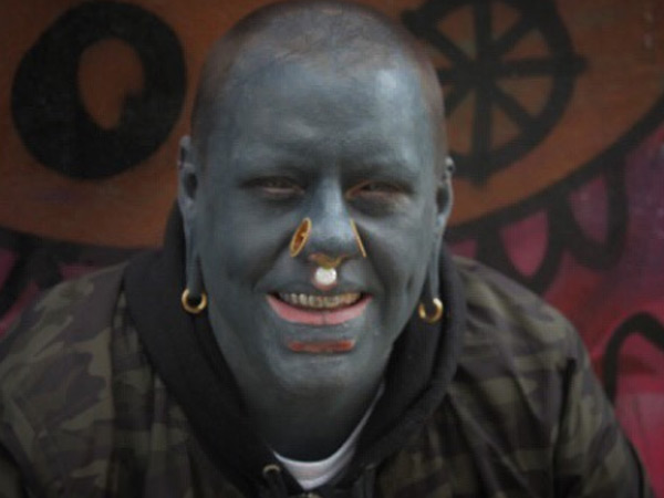 ತನ್ನದೇ ದೇಹದೊಂದಿಗೆ....