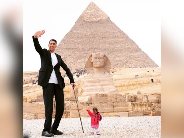 ಜೀವಂತವಿರುವ ಅತಿ ಎತ್ತರದ ಪುರುಷ ಹಾಗೂ ಅತಿ ಕಿರಿಯ ಮಹಿಳೆ ಜೀವಂತವಿರುವ ಅತಿ ಎತ್ತರದ ಪುರುಷ ಹಾಗೂ ಅತಿ ಕಿರಿಯ ಮಹಿಳೆ