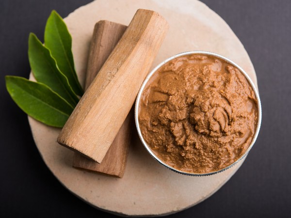 ಶ್ರೀಗಂಧ ಮತ್ತು ಅರಿಶಿನ