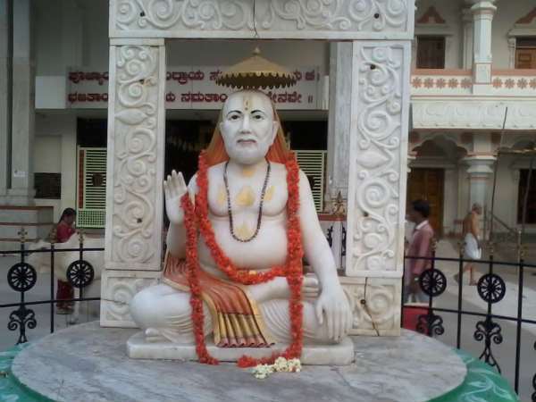 ಗುರುವಾರದಂದು ಶ್ರೀ ರಾಘವೇಂದ್ರರ್ ಅವರಿಗೆ ಪೂಜೆ ಅಥವಾ ಉಪವಾಸ ವ್ರತ ಮಾಡಬೇಕು