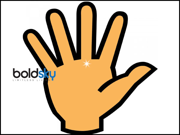 ಮಧ್ಯದ ಬೆರಳಿನ ಕೆಳಗಡೆ ನಕ್ಷತ್ರದಾಕೃತಿ