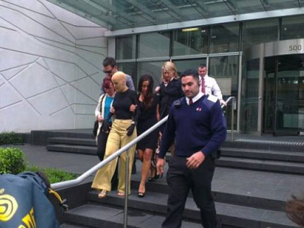 ಆಕೆಗೆ ಬೆಂಕಿ ಹಚ್ಚಳಾಯಿತು