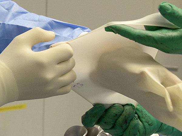 ವೈದ್ಯರು ಕರುಳು ಮತ್ತು ಗುದನಾಳ ಸರ್ಜನ್