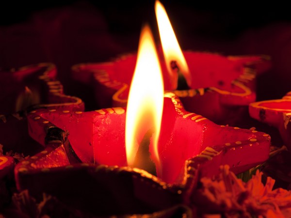 ರಾತ್ರಿ ದೀಪವೊಂದನ್ನು ಹಚ್ಚಿ