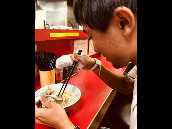 ತನ್ನ ಕಲ್ಪನೆಯ ಪ್ರೀತಿಯ ಬಗ್ಗೆ ಆತ ಒಪ್ಪಿಕೊಂಡಿದ್ದಾನೆ! ತನ್ನ ಕಲ್ಪನೆಯ ಪ್ರೀತಿಯ ಬಗ್ಗೆ ಆತ ಒಪ್ಪಿಕೊಂಡಿದ್ದಾನೆ!