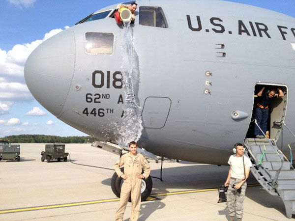 ಸ್ನೇಹಿತರೆಂದರೆ ಸದಾ ಮಜಾವೇ ಸರಿ ಸ್ನೇಹಿತರೆಂದರೆ ಸದಾ ಮಜಾವೇ ಸರಿ