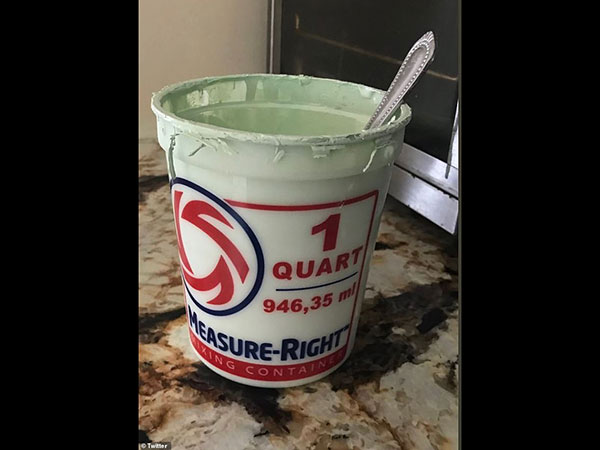 ಅಜ್ಜನ ತುಟಿಗಳಲ್ಲಿ ಪೈಂಟ್ ಅಂಟಿಕೊಂಡಿತ್ತು!