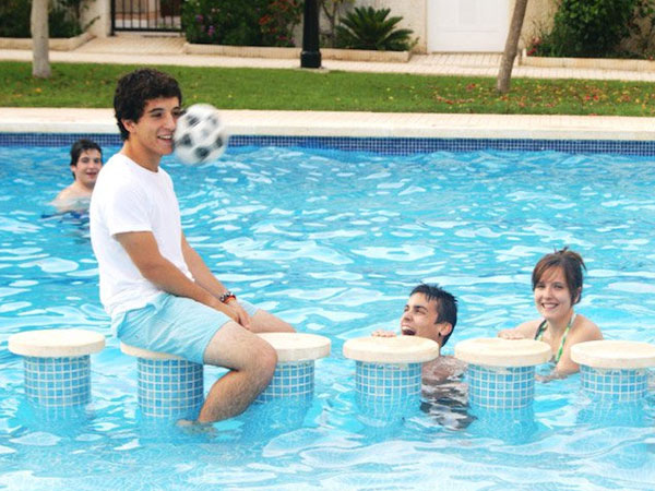 ಈಜುಕೊಳಕ್ಕೆ ಹಾರಿ ಬಂದ ಕಾಲ್ಚೆಂಡು ಈಜುಕೊಳಕ್ಕೆ ಹಾರಿ ಬಂದ ಕಾಲ್ಚೆಂಡು