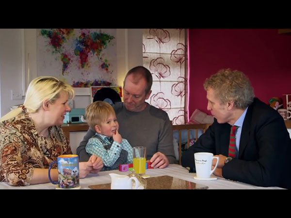 ಸಣ್ಣ ಮಗು ತನ್ನ ಸಂಕಷ್ಟಗಳಿಂದ ಮೇಲೆದ್ದು ಬಂದಿದ್ದಾನೆ ಸಣ್ಣ ಮಗು ತನ್ನ ಸಂಕಷ್ಟಗಳಿಂದ ಮೇಲೆದ್ದು ಬಂದಿದ್ದಾನೆ