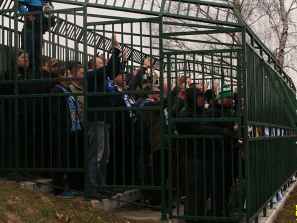 ನೂರಕ್ಕೂ ಹೆಚ್ಚು ಅಭಿಮಾಣಿಗಳು ಕಬ್ಬಿಣದ ಪಂಜರದೊಳಗಿನಿಂದ ಪಂದ್ಯ ವೀಕ್ಷಿಸುವರು ನೂರಕ್ಕೂ ಹೆಚ್ಚು ಅಭಿಮಾಣಿಗಳು ಕಬ್ಬಿಣದ ಪಂಜರದೊಳಗಿನಿಂದ ಪಂದ್ಯ ವೀಕ್ಷಿಸುವರು