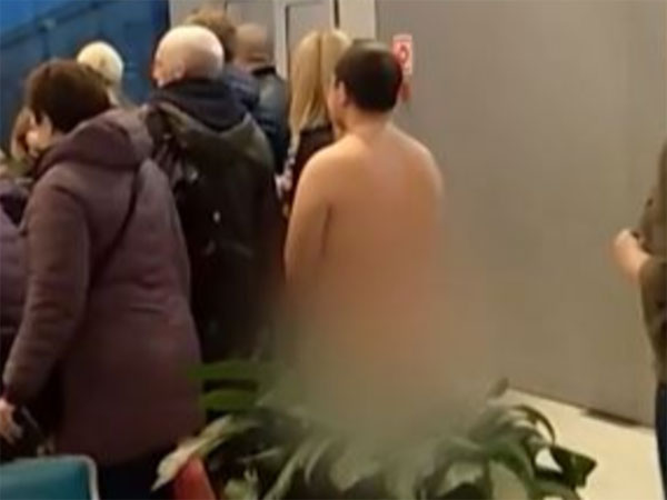 ಬಟ್ಟೆಗಳು ಅಡ್ಡಿಯಾಗುತ್ತಿದೆ ಎಂದು ಭಾವಿಸಿದ್ದ